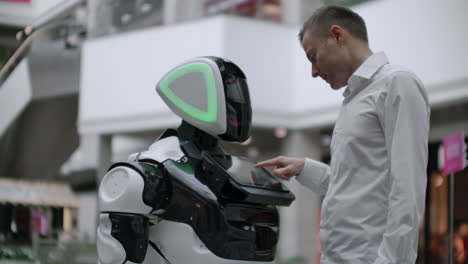 Ingeniero-Electrónico-Científico-Inventor-En-La-Construcción-De-Robots.-Camara-Lenta.-Tecnologías-Robóticas-Modernas.-Concepto-De-Robot-Futurista.-Robots-Robot-Virtuales-De-Inteligencia-Artificial-Y-Humanos.